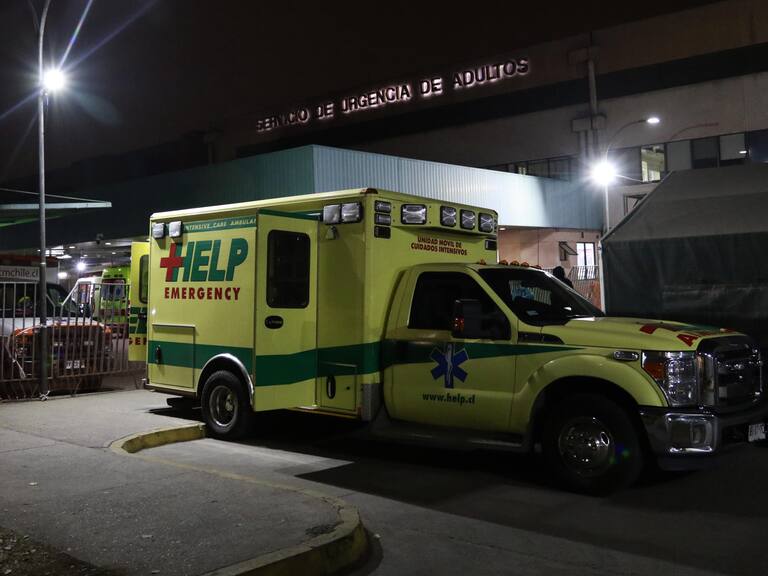 19 DE MAYO DE 2020/SANTIAGO Una ambulancia afuera de la zona de carpas, durante la noche Urgencia del Hospital San Jose
FOTO: MAURICIO MÉNDEZ/AGENCIAUNO
