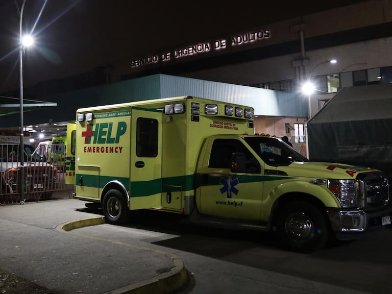 19 DE MAYO DE 2020/SANTIAGO Una ambulancia afuera de la zona de carpas, durante la noche Urgencia del Hospital San Jose
FOTO: MAURICIO MÉNDEZ/AGENCIAUNO