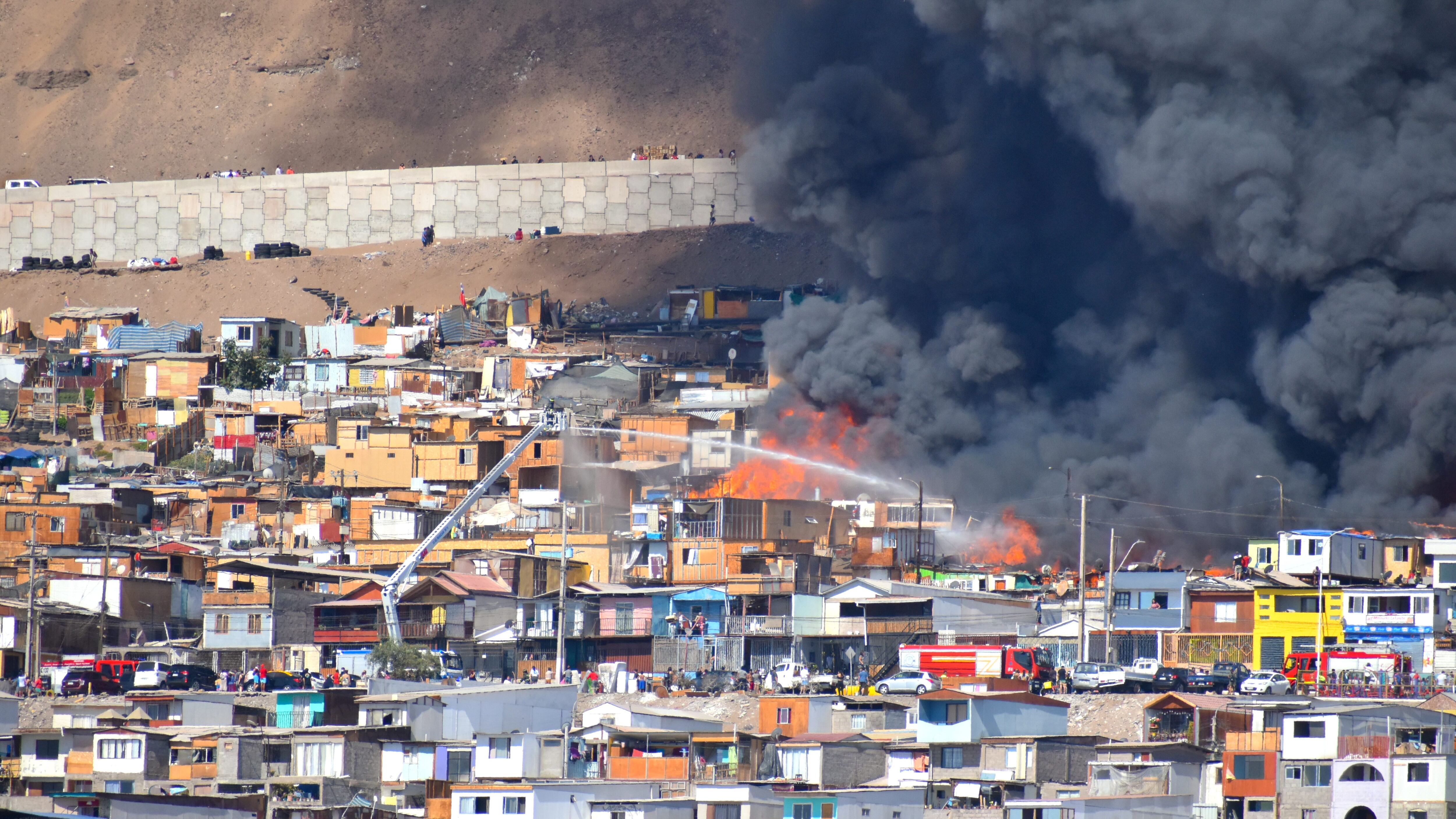 Se registra voraz incendio en campamento Laguna Verde de Iquique