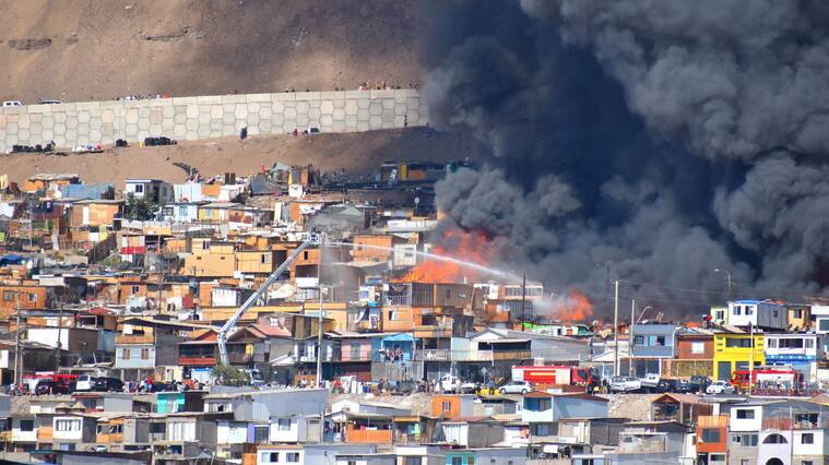 Se registra voraz incendio en campamento Laguna Verde de Iquique