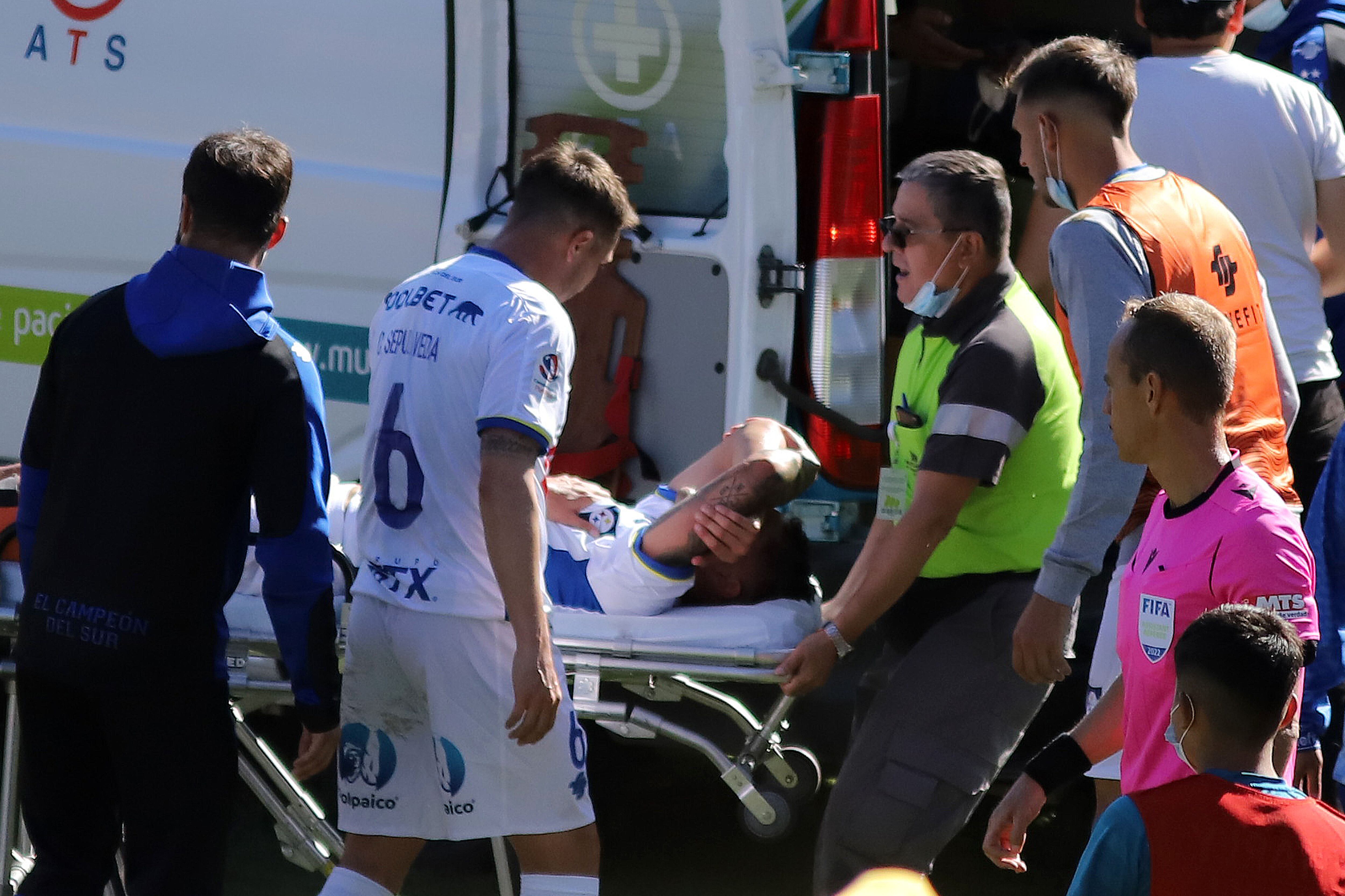 09 DE ABRIL DE 2022/VIÑA DEL MARNicolas Ramírez es retirado en ambulancia luego de quedar lesionado, durante el partido válido por la fecha 9 del Campeonato Nacional AFP PlanVital 2022, entre Everton y Huachipato, disputado en el Estadio Sausalito de Viña del Mar
FOTO: MANUEL LEMA OLGUIN/AGENCIAUNO