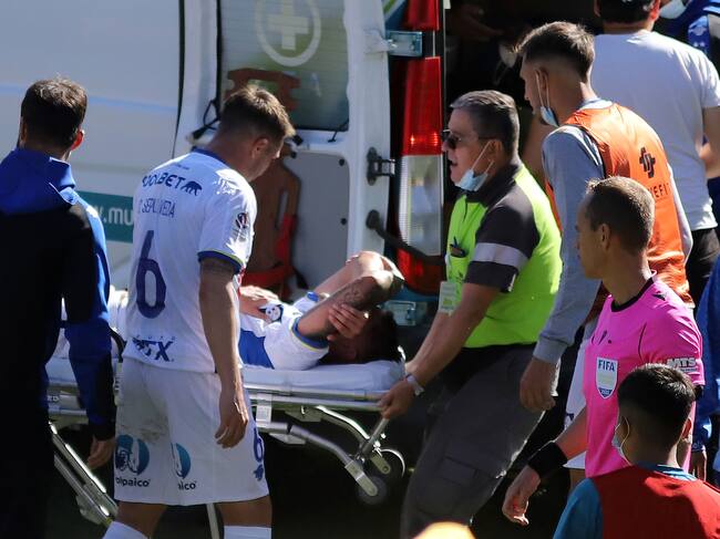 09 DE ABRIL DE 2022/VIÑA DEL MARNicolas Ramírez es retirado en ambulancia luego de quedar lesionado, durante el partido válido por la fecha 9 del Campeonato Nacional AFP PlanVital 2022, entre Everton y Huachipato, disputado en el Estadio Sausalito de Viña del Mar
FOTO: MANUEL LEMA OLGUIN/AGENCIAUNO