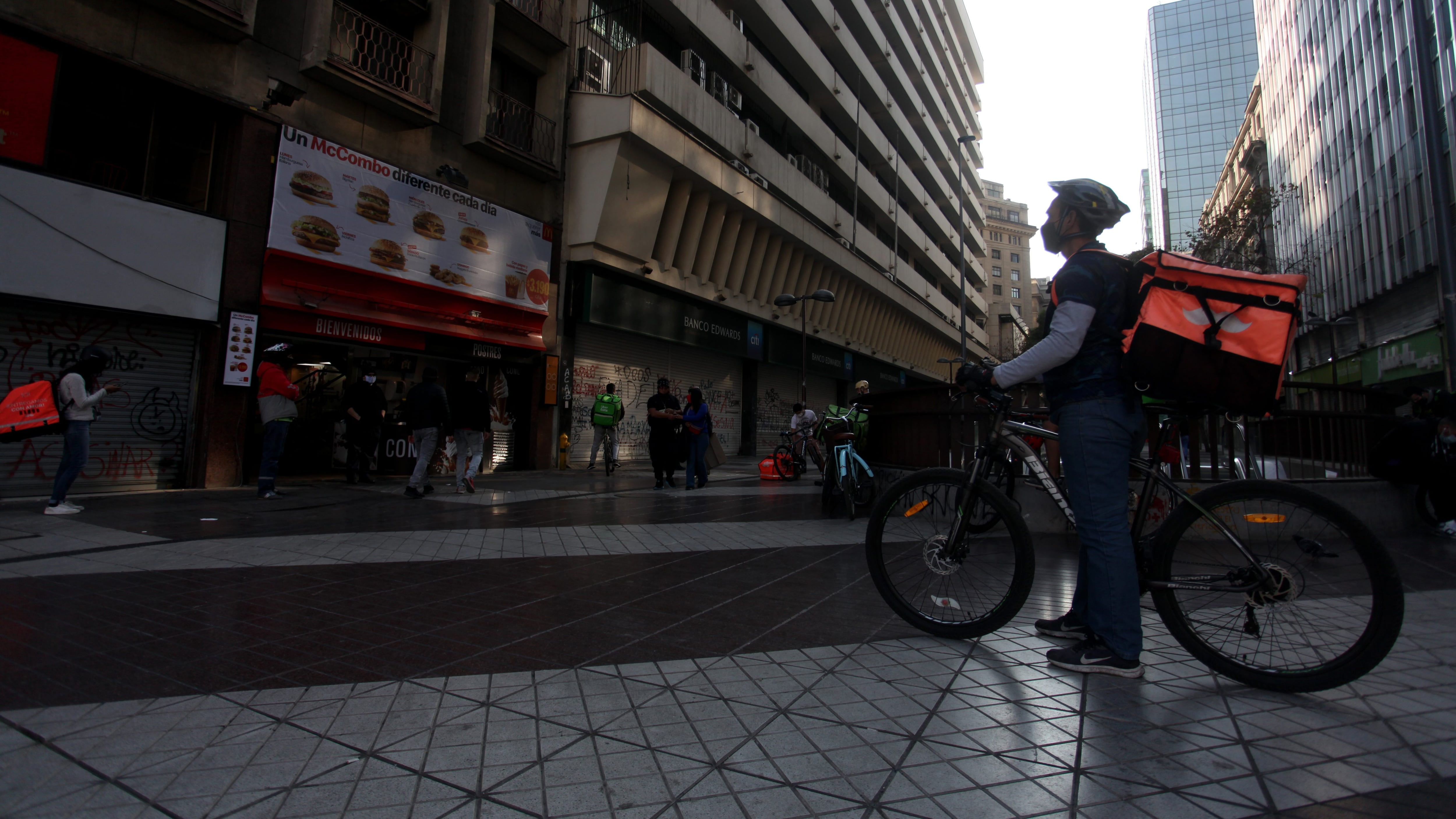 01 DE JUNIO DE 2020/SANTIAGO
Delivery a las afueras de Macdonald's de calle Paseo Ahumada respetando los protocolos sanitarios por Coronavirus. La empresa de comida rápida lleva a cabo protocolos de distanciamiento social para Delivery, Santiago.
FOTO: AILEN DIAZ/AGENCIAUNO