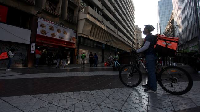 01 DE JUNIO DE 2020/SANTIAGO
Delivery a las afueras de Macdonald's de calle Paseo Ahumada respetando los protocolos sanitarios por Coronavirus. La empresa de comida rápida lleva a cabo protocolos de distanciamiento social para Delivery, Santiago.
FOTO: AILEN DIAZ/AGENCIAUNO