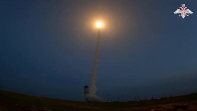 En el sur de la ciudad de Astrakan de Rusia se ensaya el lanzamiento de misil.