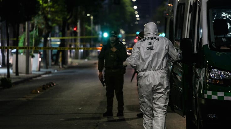 Portonazo en Quilicura: cinco delincuentes golpean y amenazan a conductor para robarle su auto