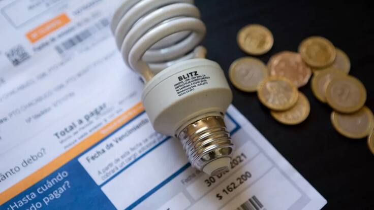 Economista y alzas en tarifas eléctricas tras descongelamiento de costos del servicio: “Un precio más bajo incentiva a consumir más”