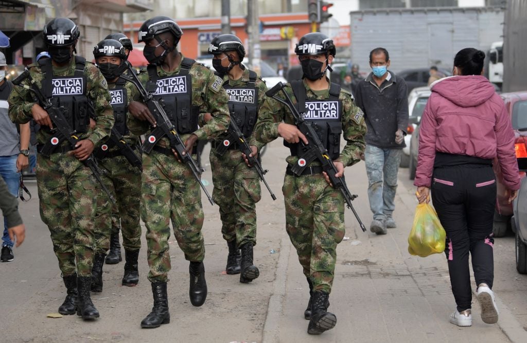 Militares patrullan por las calles de Colombia