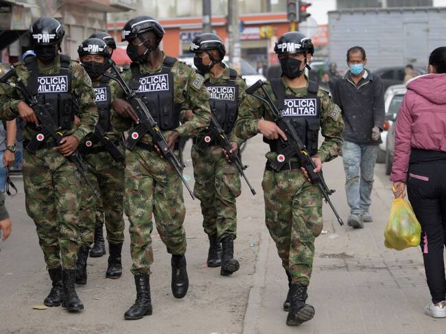 Militares patrullan por las calles de Colombia