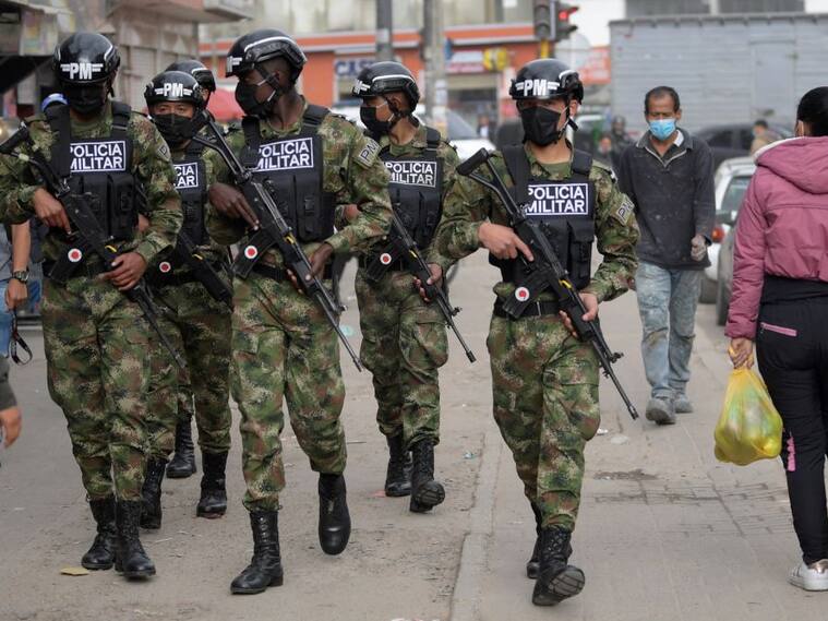 Militares patrullan por las calles de Colombia