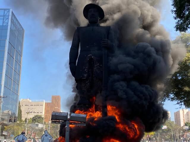 La quema de la estatua de Borba Gato en Sao Paulo