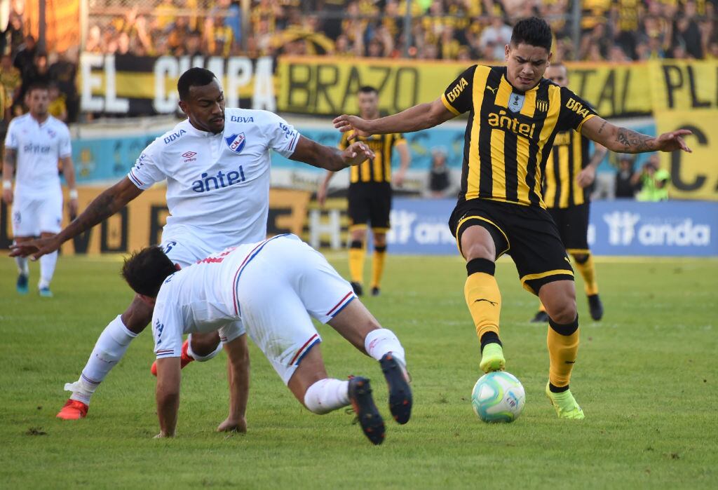 Peñarol-Nacional se enfrentan el la Liga de Uruguay