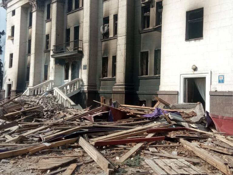 Imagen de los daños en un teatro que llegó a funcionar de refugio en Mariúpol