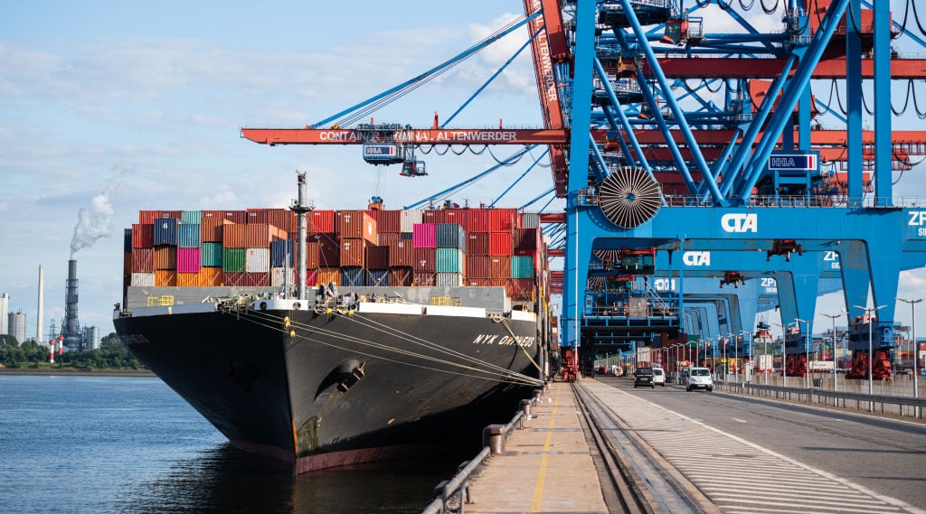Un barco es cargado con containers en Hamburgo