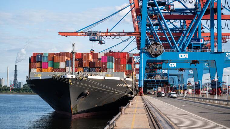 Un barco es cargado con containers en Hamburgo