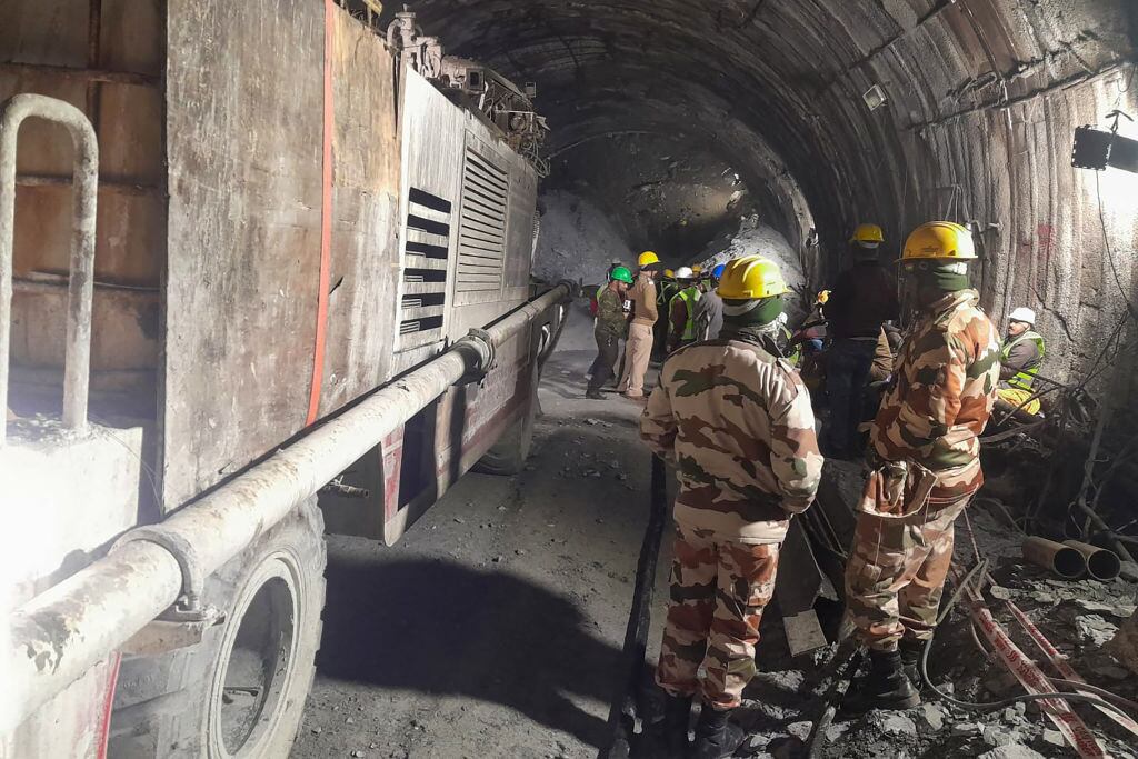 Rescatistas de India se preparan para salvar a los trabajadores en el Himalaya