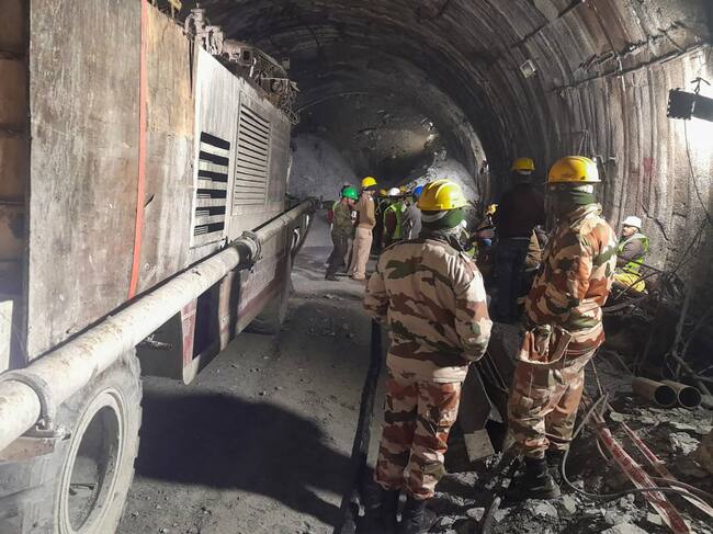 Rescatistas de India se preparan para salvar a los trabajadores en el Himalaya