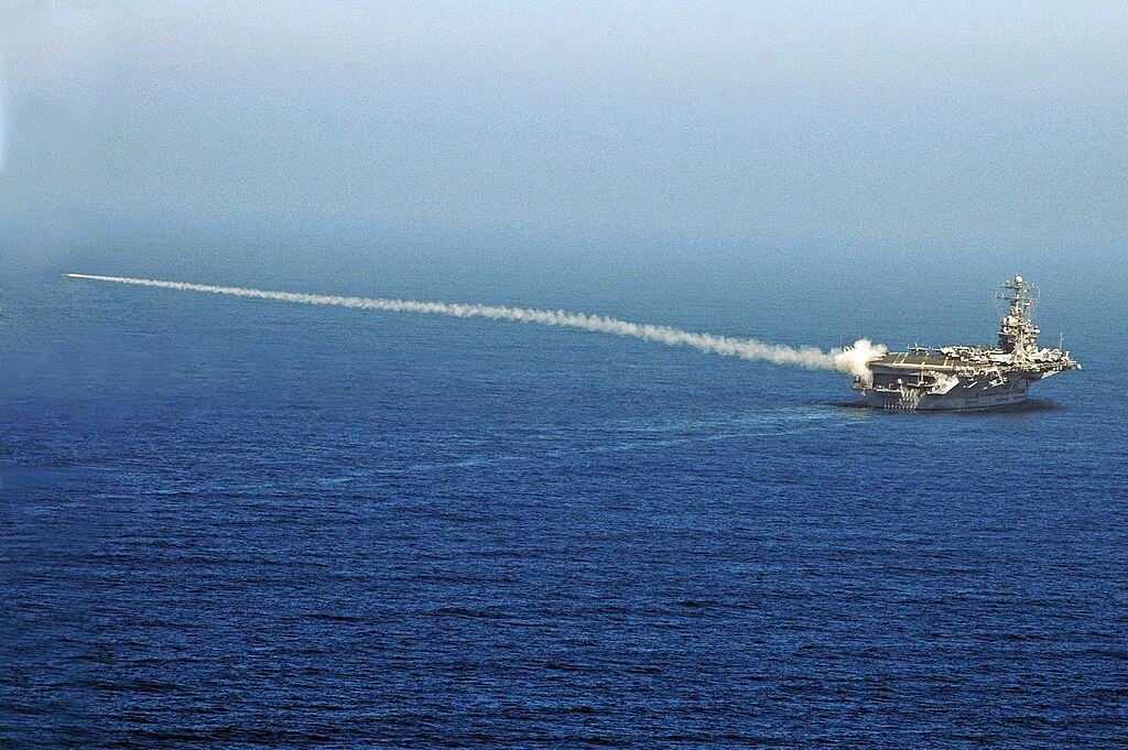 El portaaviones USS Abraham Lincoln de Estados Unidos lanza un misil de prueba en un ejercicio militar.