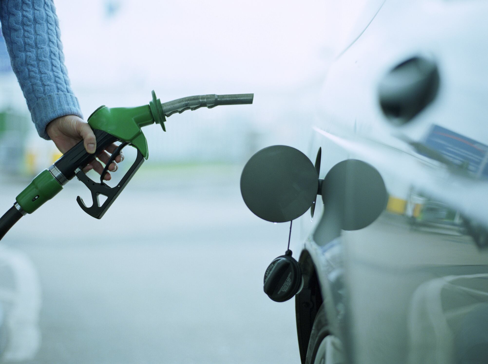 ¿Qué puedo hacer si puse un combustible equivocado en mi auto?