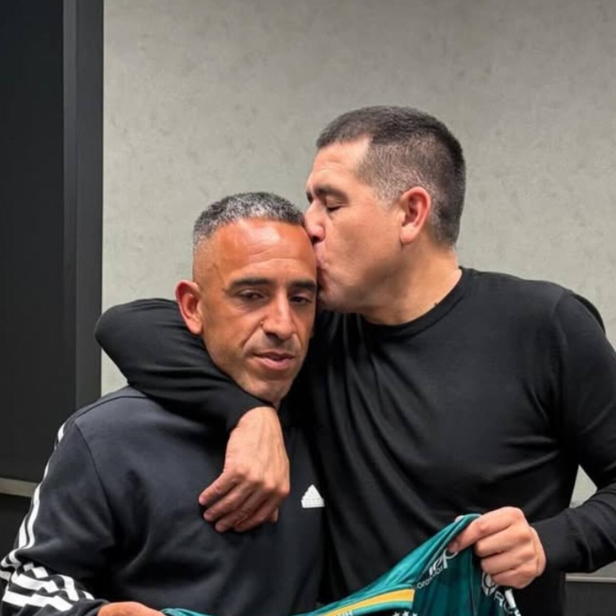 Juan Román Riquelme sorprende a todos al posar con la camiseta de este club chileno: “La del más grande”