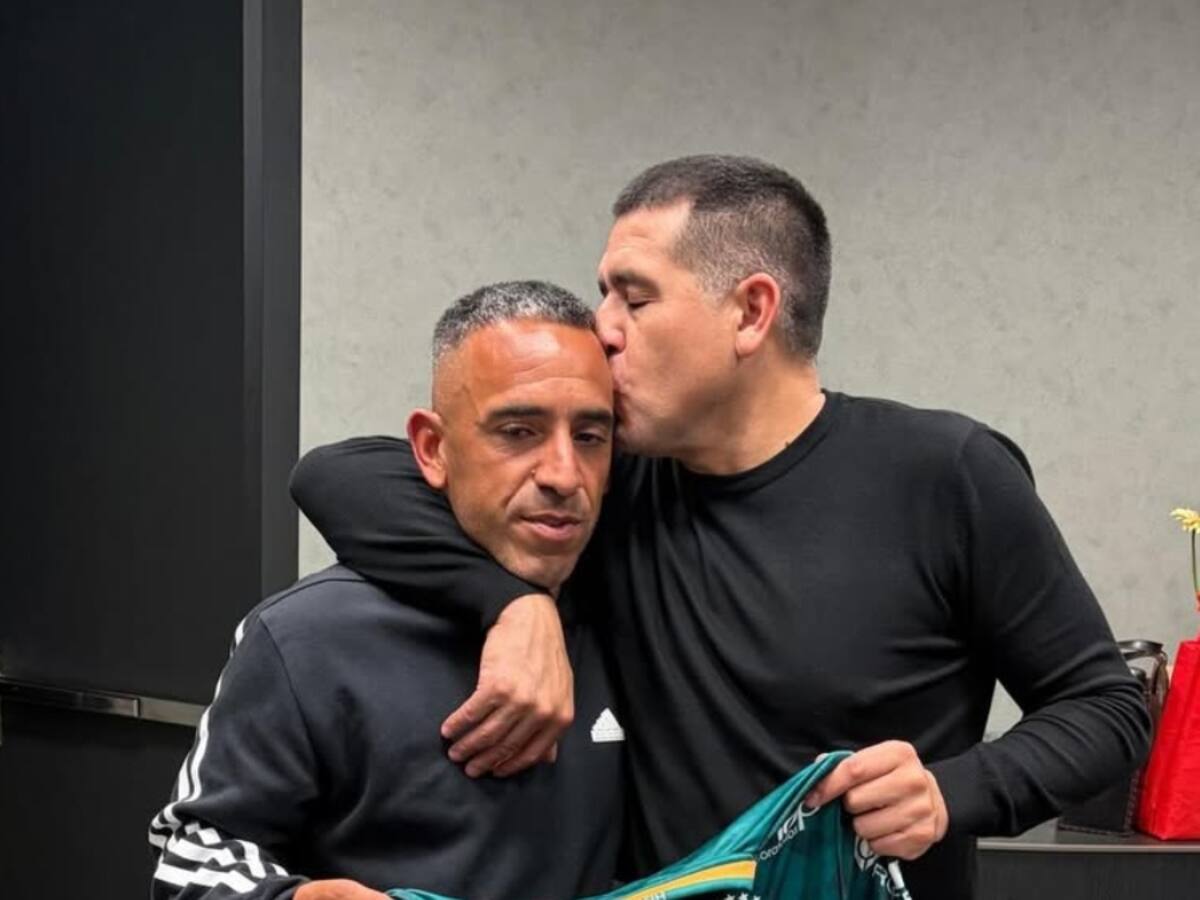 Juan Román Riquelme sorprende a todos al posar con la camiseta de este club chileno: “La del más grande”