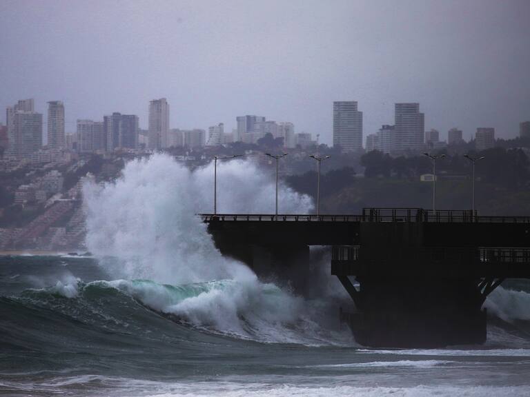 Senapred declara alerta preventiva en región Valparaíso por intensas lluvias y marejadas ante sistema frontal