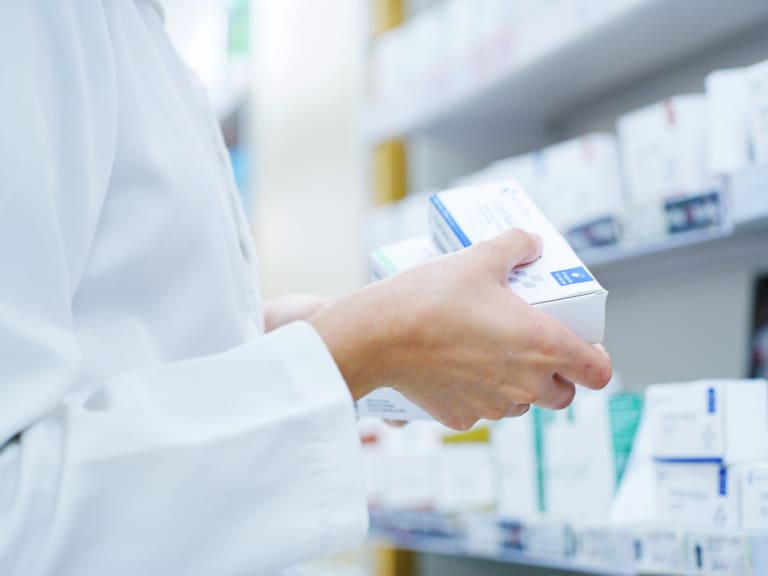 Con suscripción: farmacia con remedios “al costo” abre su primera sucursal en Santiago (y esto se puede ahorrar)