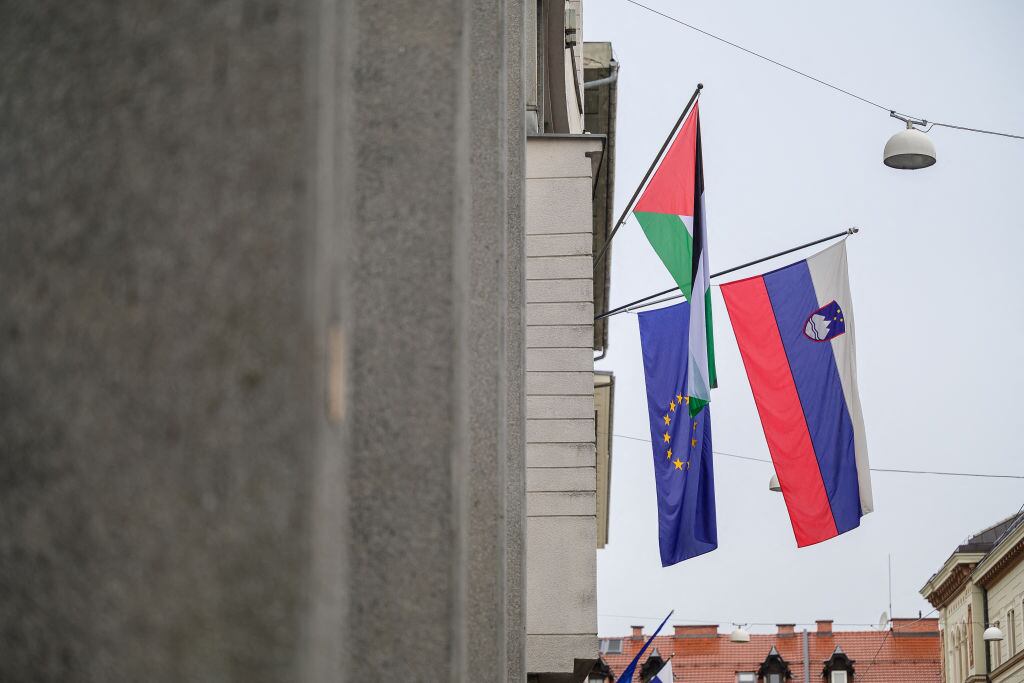 En la ciudad de Liubliana un edificio del gobierno de Eslovenia ondea la bandera de Palestina.