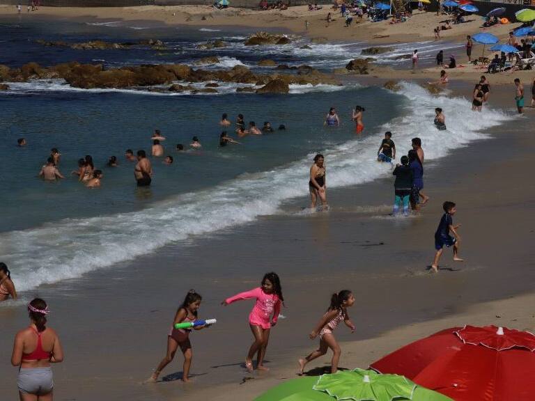 09 DE ENERO DE 2021 / ALGARROBOTurista disfrutan de la playa de Algarrobo Provincia de San Antonio Regin de valparaiso
FOTO: PAOLA SANTIBAEZ / AGENCIA UNO