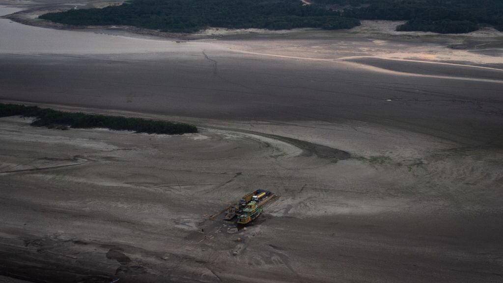 Un navío sobre un río seco en el Amazonas en Manaos del Brasil