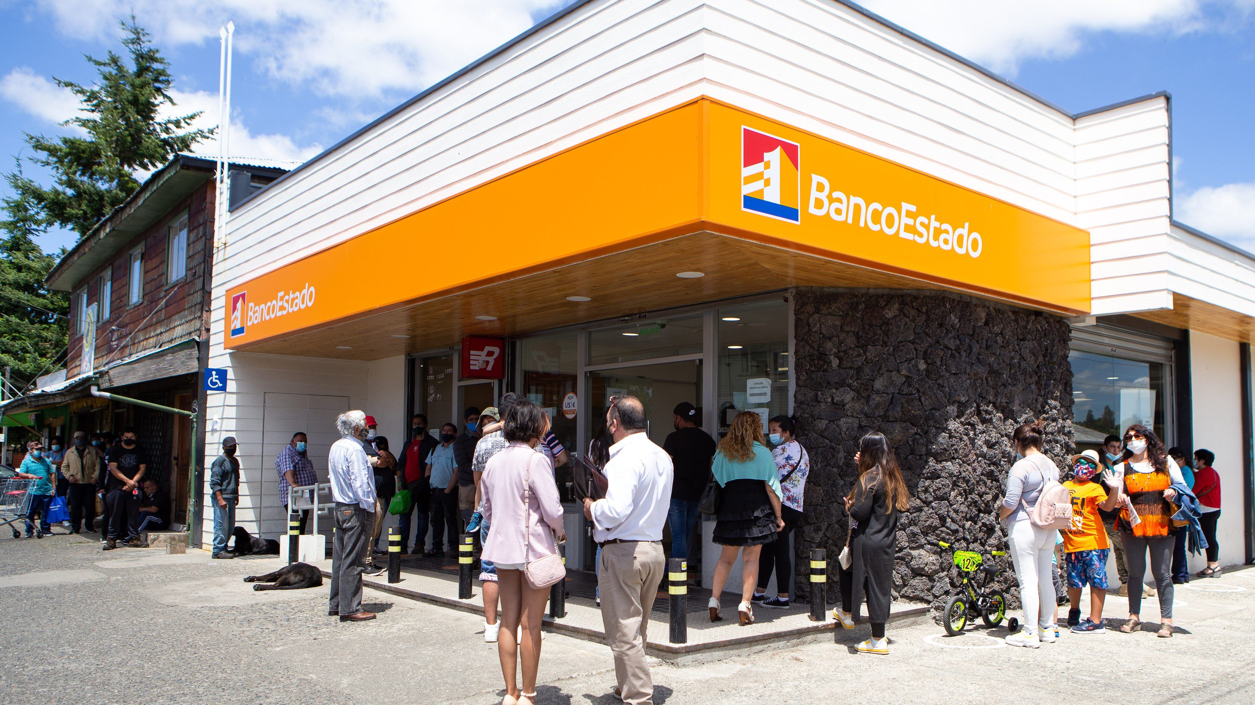entidad bancaria, Comisión para el Mercado Financiero (CMF), Emplazamiento del SernacFilas en el banco estado en fase 2 ya que el di?a jueves retroceden a fase 1 de cuarentena total segu?n el Plan Paso a Paso FOTO: FELIPE CONSTANZO / AGENCIA UNO