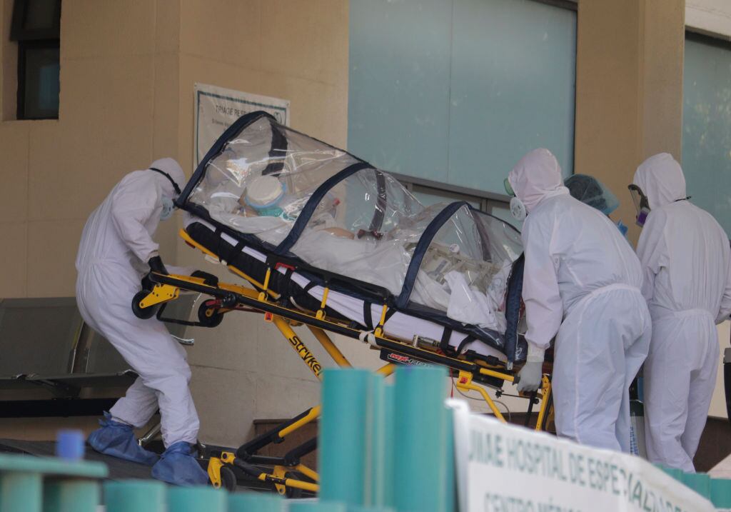 Trabajadores de la salud transportan a paciente Covid-19 en Ciudad de México