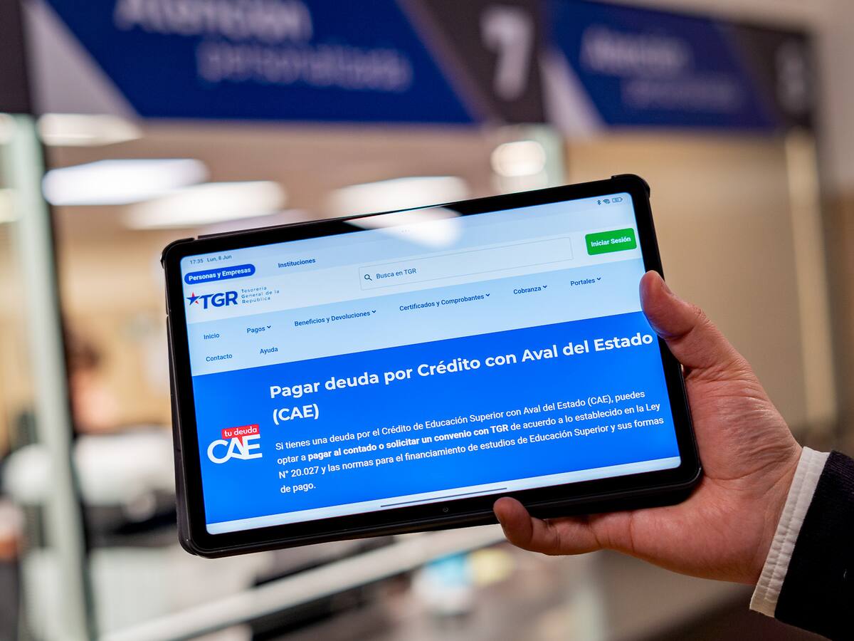 Se disparan un 287% las consultas a la IA por cobros del CAE: revisa qué están buscando los chilenos