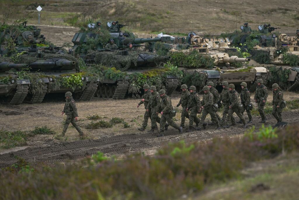 Los soldados y tanques de Polonia en un ejercicio militar