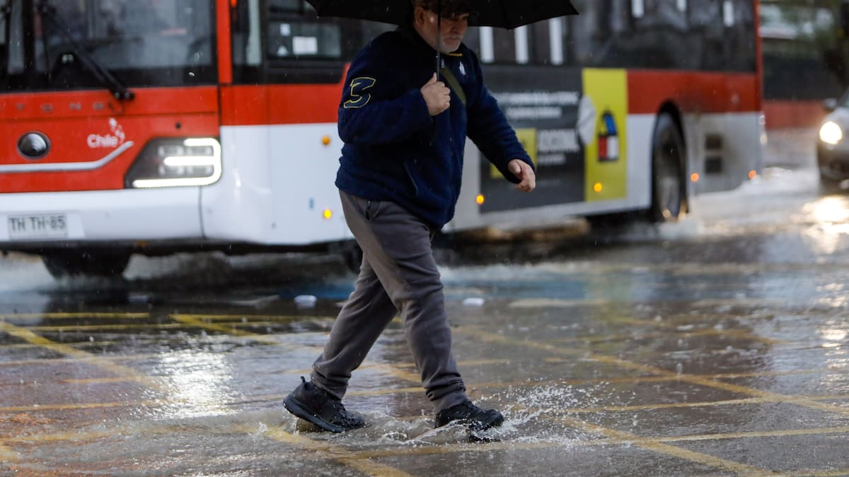 Vuelve la lluvia a Santiago: este es el “día clave” en que regresarían las precipitaciones a la capital