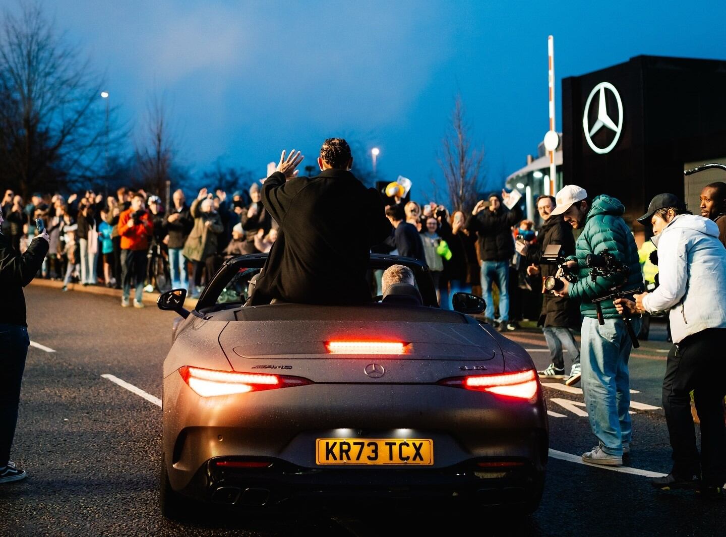 Lágrimas, discurso, desfile y fuegos artificiales: así fue el último día de Lewis Hamilton con Mercedes en Brackley | X: Instagram