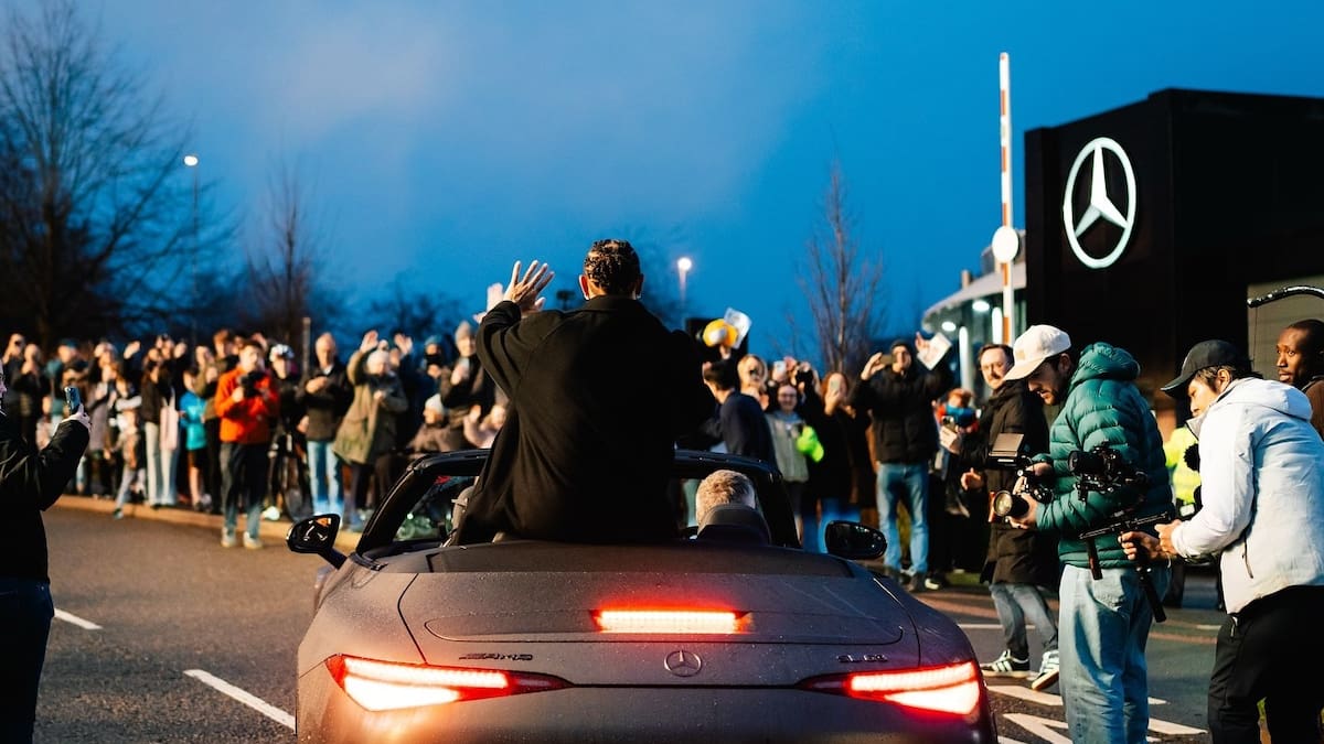 Lágrimas, desfile y fuegos artificiales: así fue el último día de Lewis Hamilton con Mercedes en Brackley