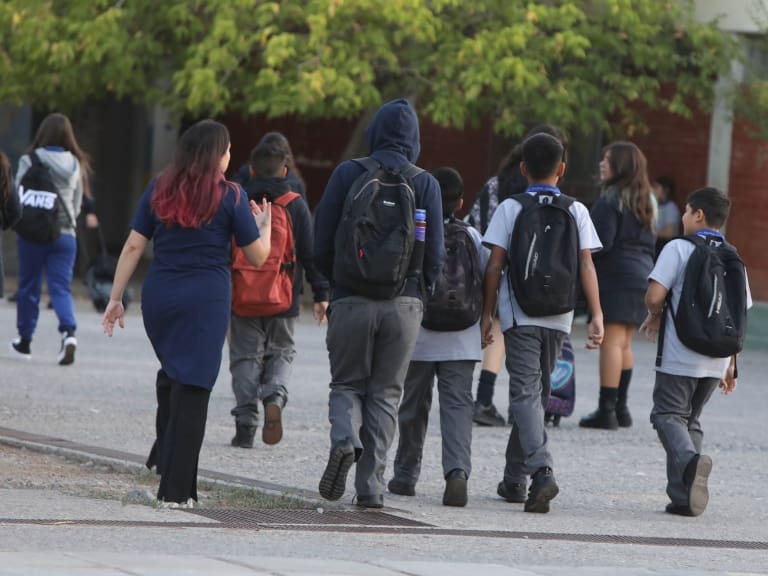 Mineduc solicita a colegios dejar de pedir certificado médico para justificar inasistencias durante invierno