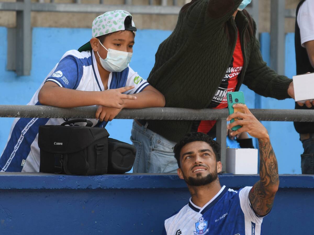 Alegría y fotos con los jugadores: Así se vivió el retorno de los hinchas de Deportes Antofagasta al Calvo y Bascuñán