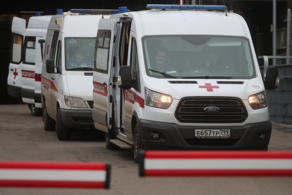 Ambulancias llegan con pacientes del Covid-19 a un hospital de Moscú