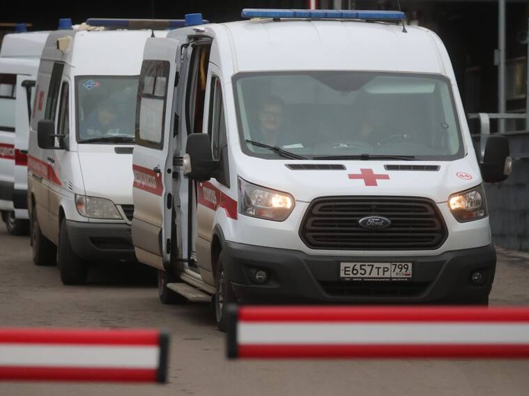 Ambulancias llegan con pacientes del Covid-19 a un hospital de Moscú