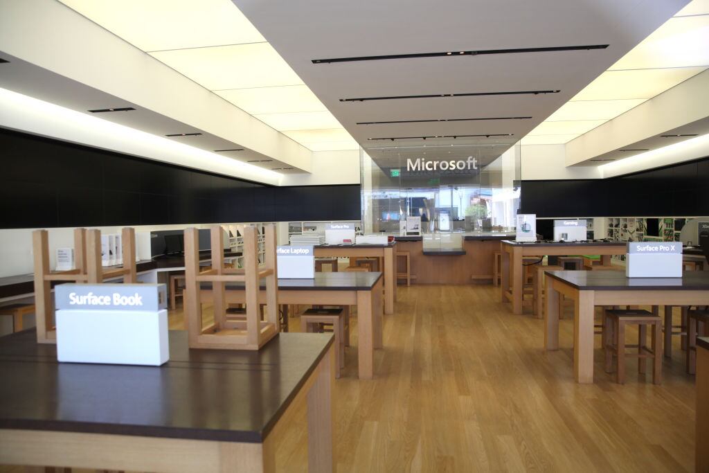 Una tienda de Microsoft vacía en California
