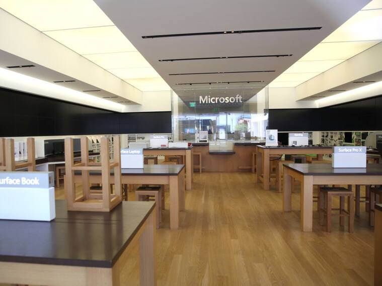 Una tienda de Microsoft vacía en California