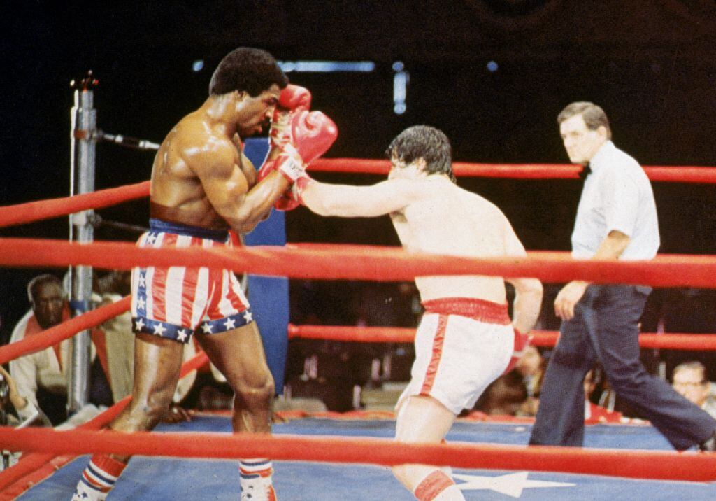Rocky Balboa busca golpear a Apollo Creed en el filme de 1976