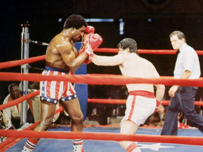 Rocky Balboa busca golpear a Apollo Creed en el filme de 1976