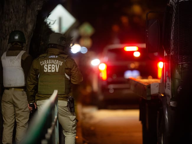 27 de agosto de 2026/RENCA
El OS9 y la fiscalía ECOH investigan el asesinato de un funcionario de Carabineros quien, según información preliminar, intentó frustrar el robo de su vehículo mientras estaba de franco.
FOTO: HANS SCOTT/AGENCIAUNO