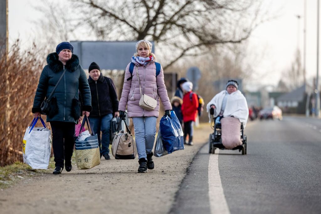 Habitantes de Ucrania caminan hacia Hungría para huir de los ataques