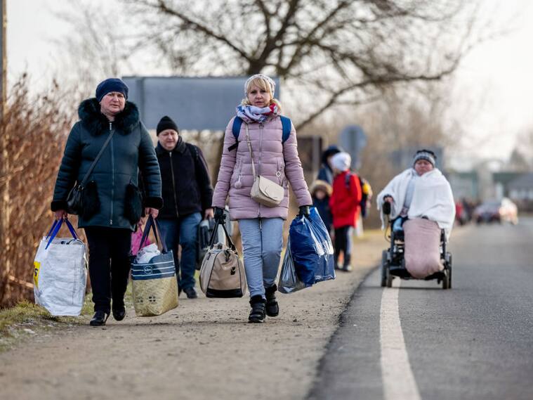 Habitantes de Ucrania caminan hacia Hungría para huir de los ataques