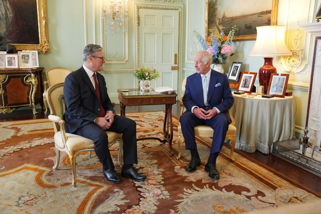 En el Palacio de Buckingham el rey Carlos III recibe a Keir Starmer y lo nombra primer ministro del Reino Unido.
