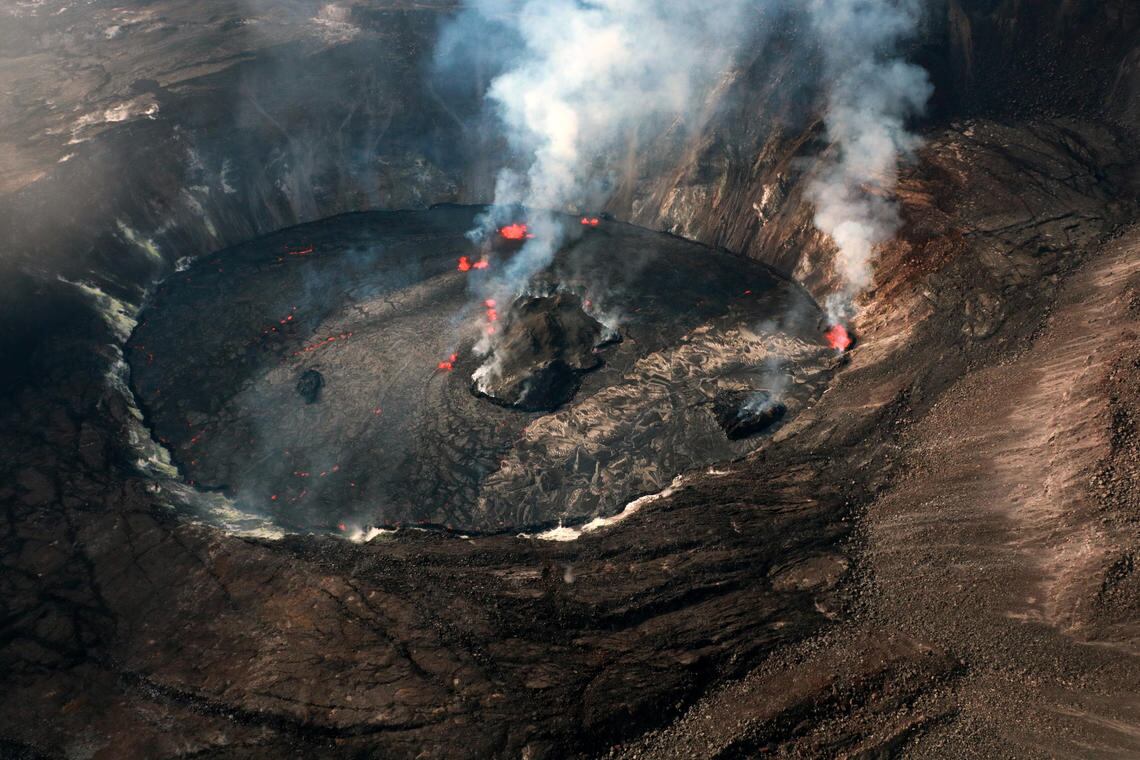 El cráter del volcán Kilauea en proceso de erupción en Hawái